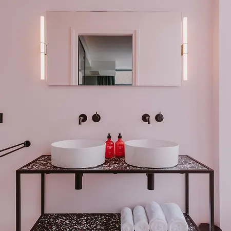 Supernova Hotel